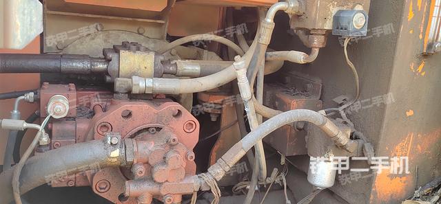 液壓泵艙室正面整體（整機外觀）