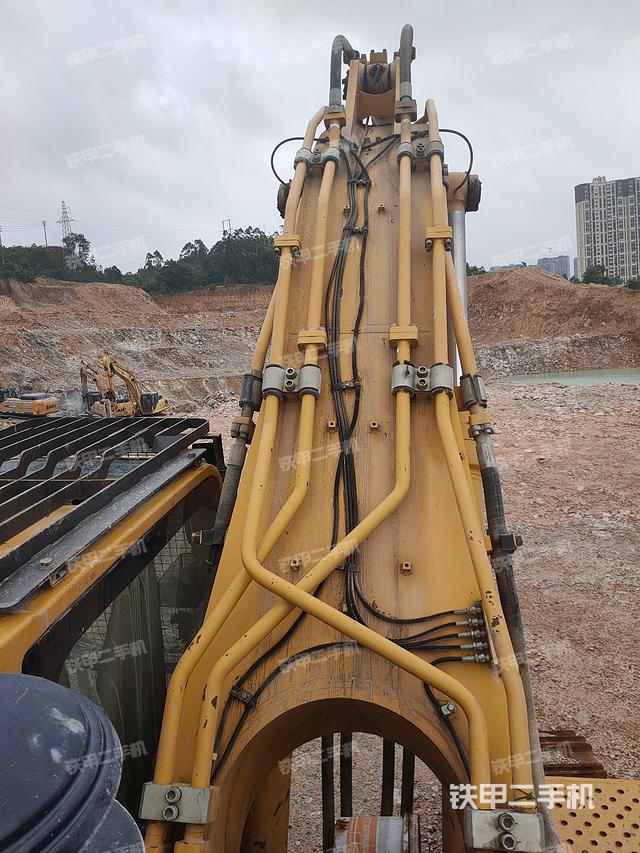 驾驶室顶部（整机外观）