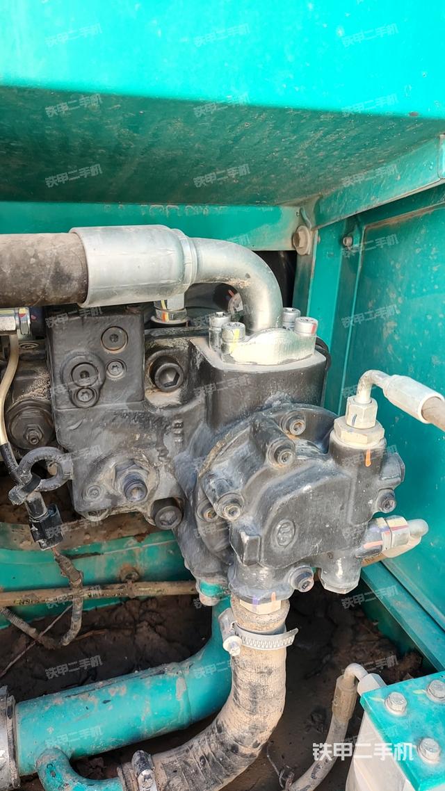 液压泵舱室正面整体（整机外观）