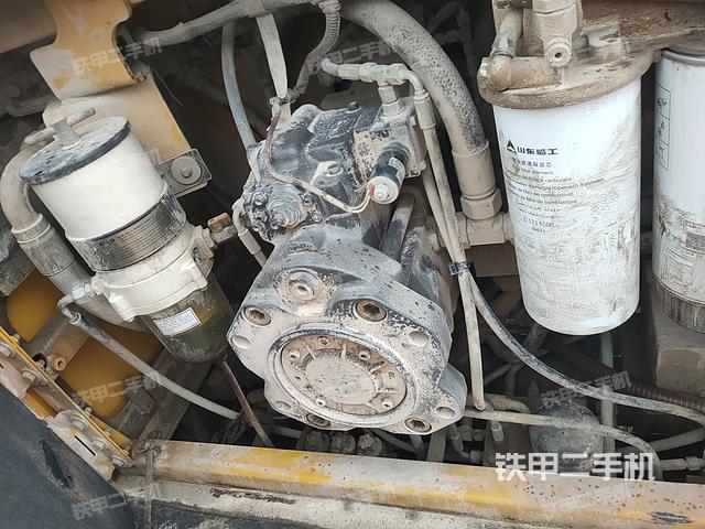 液压泵舱室正面整体（整机外观）