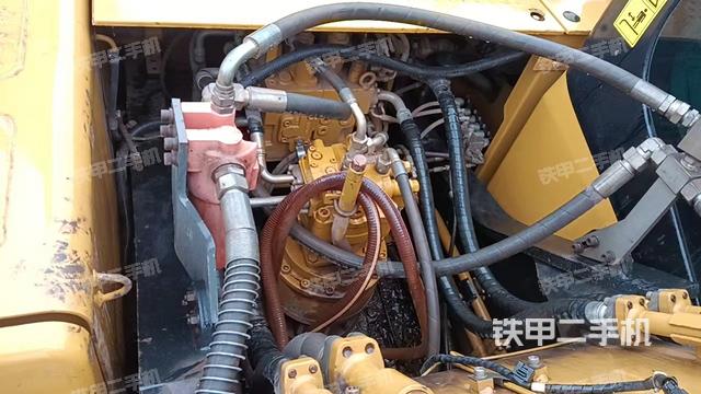 回转马达和主控阀（整机外观）