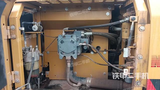 液压泵舱室正面整体（整机外观）