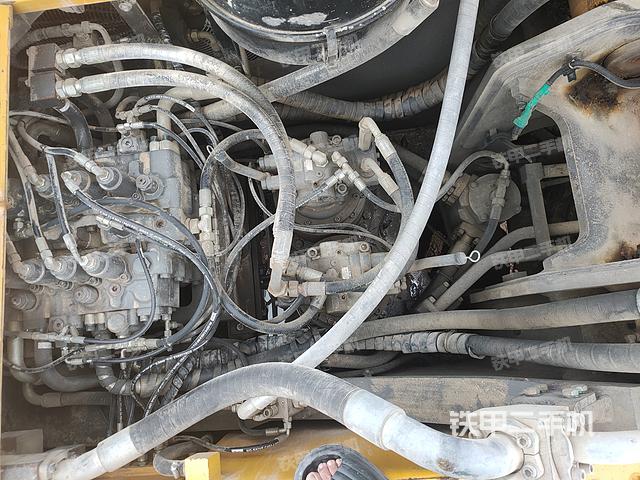 回转马达和主控阀（整机外观）