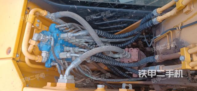 回转马达和主控阀（整机外观）