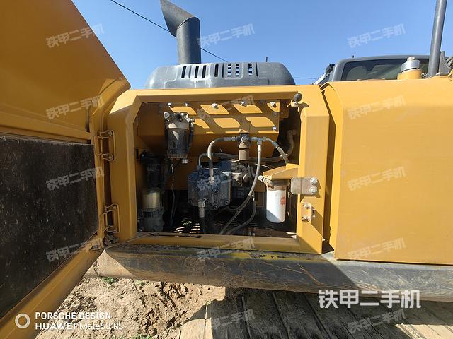 液压泵舱室正面整体（整机外观）