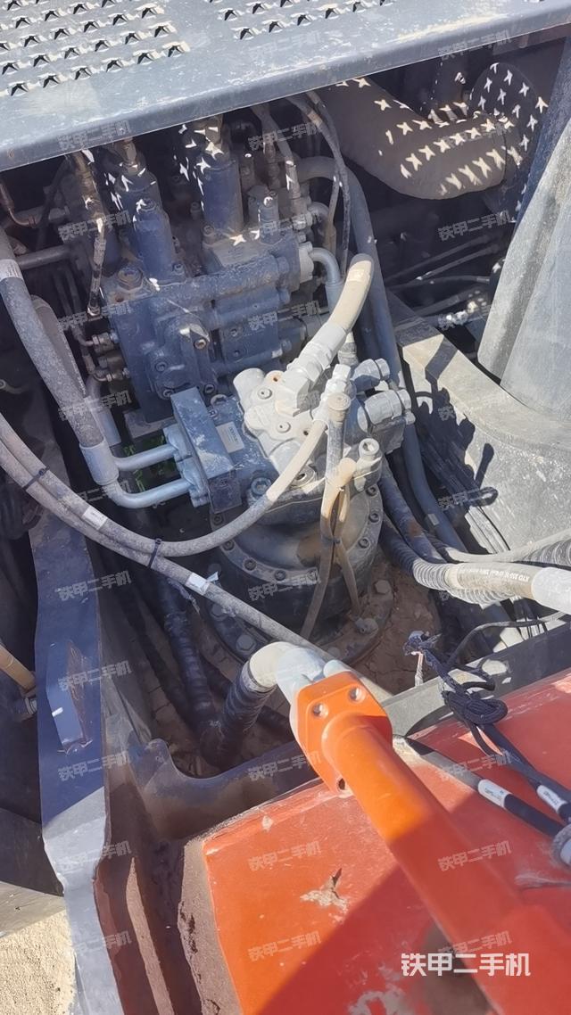 回转马达和主控阀（整机外观）