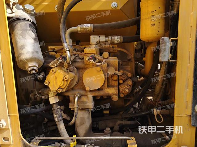 液压泵舱室正面整体（整机外观）