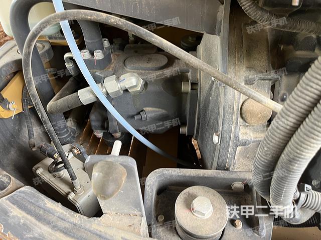 液压泵舱室正面整体（整机外观）