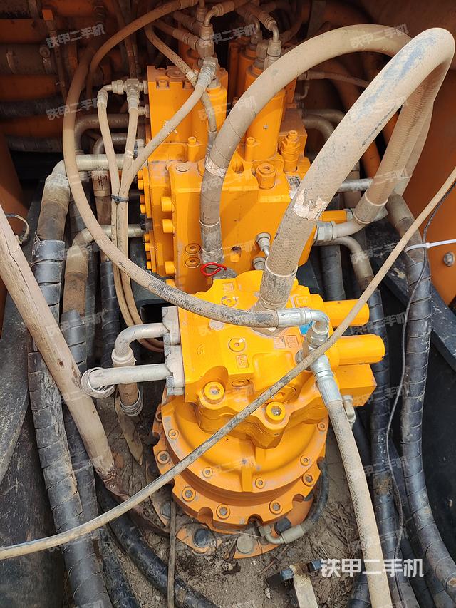 回转马达和主控阀（整机外观）