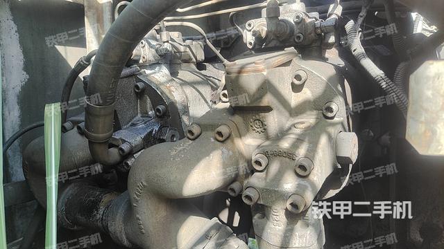 液压泵舱室正面整体（整机外观）