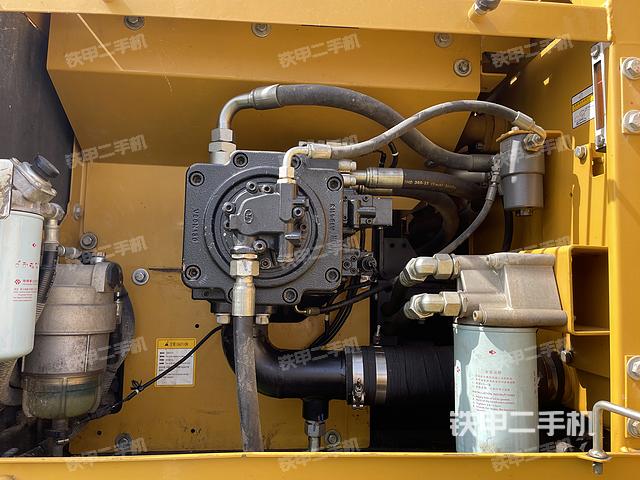 液压泵舱室正面整体（整机外观）