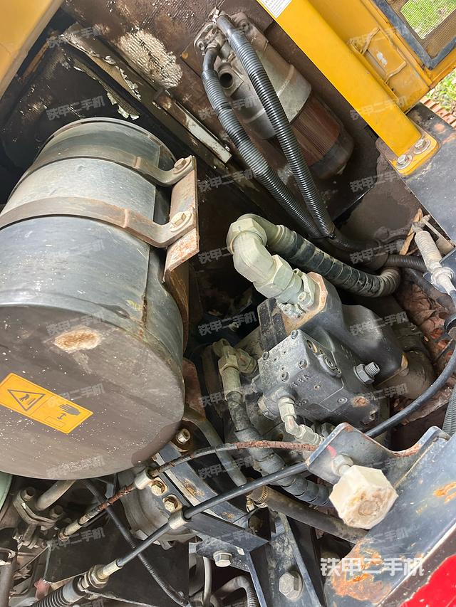 液压泵舱室正面整体（整机外观）