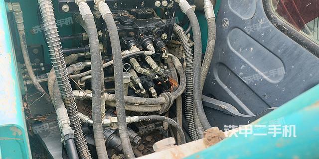 回转马达和主控阀（整机外观）