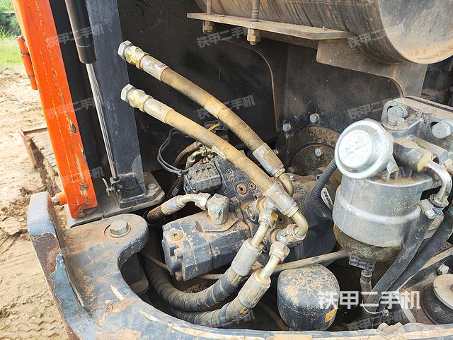 液压泵舱室正面整体（整机外观）