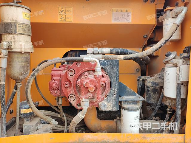 液压泵舱室正面整体（整机外观）