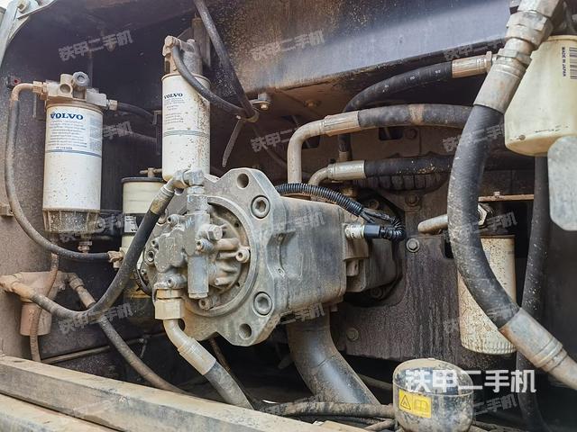 液压泵舱室正面整体（整机外观）