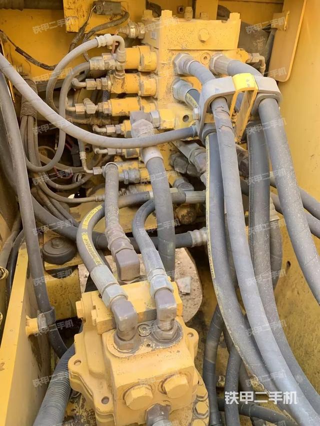 回转马达和主控阀（整机外观）