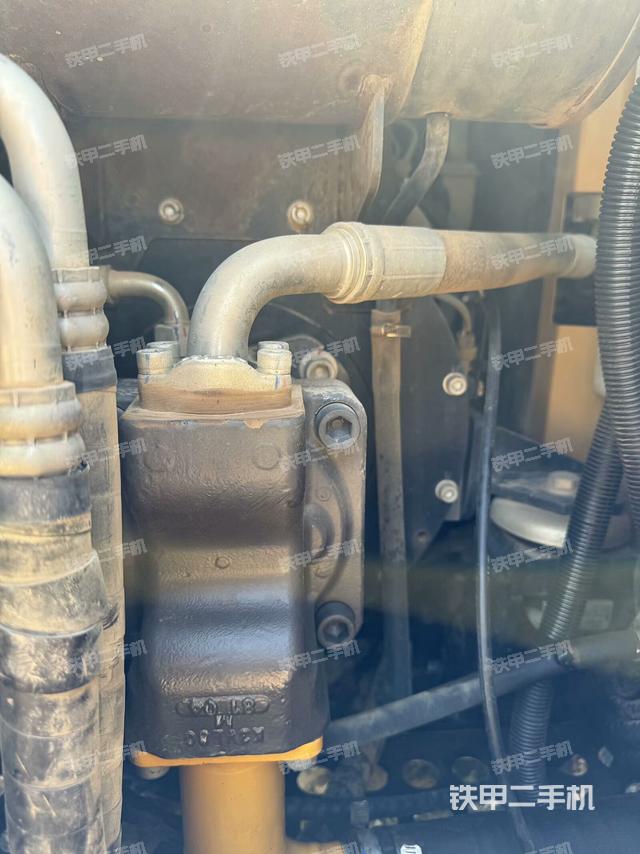 液压泵舱室正面整体（整机外观）