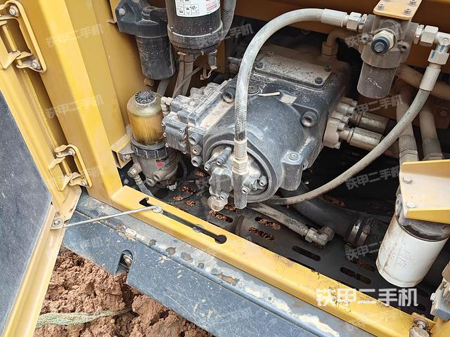 液压泵舱室正面整体（整机外观）