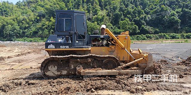 整机右侧（设备外观及核心部件）