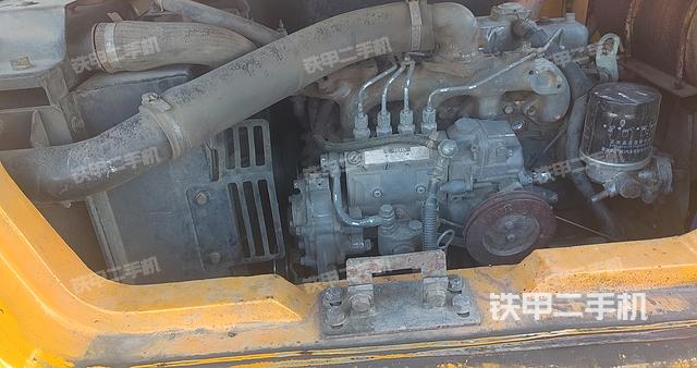 液压泵舱室正面整体（整机外观）