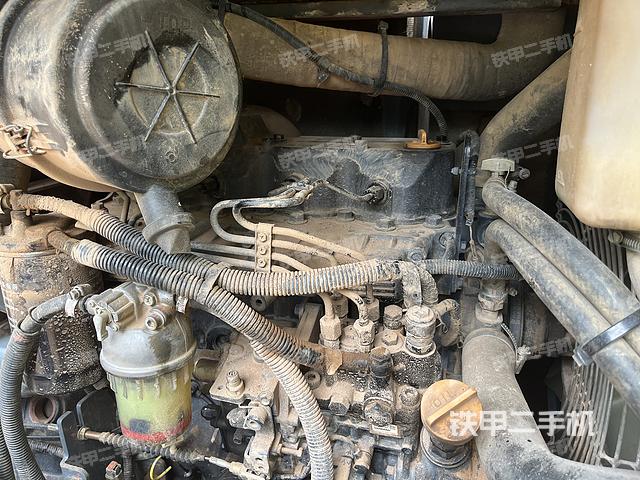 液压泵舱室正面整体（整机外观）