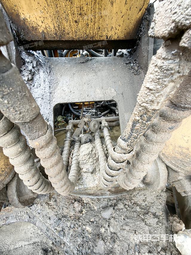 液压泵舱室正面整体（整机外观）