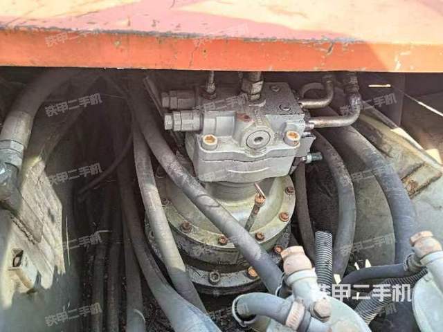 回转马达和主控阀（整机外观）