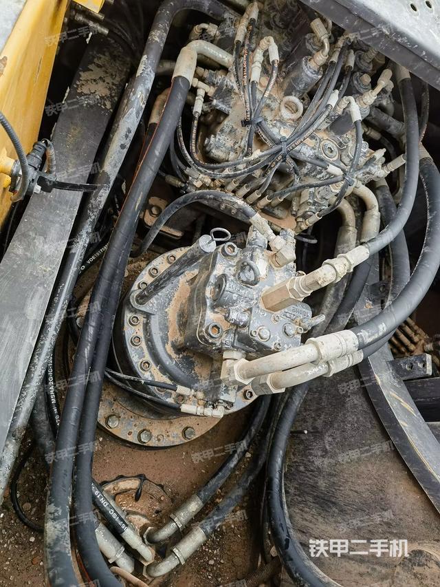 回转马达和主控阀（整机外观）