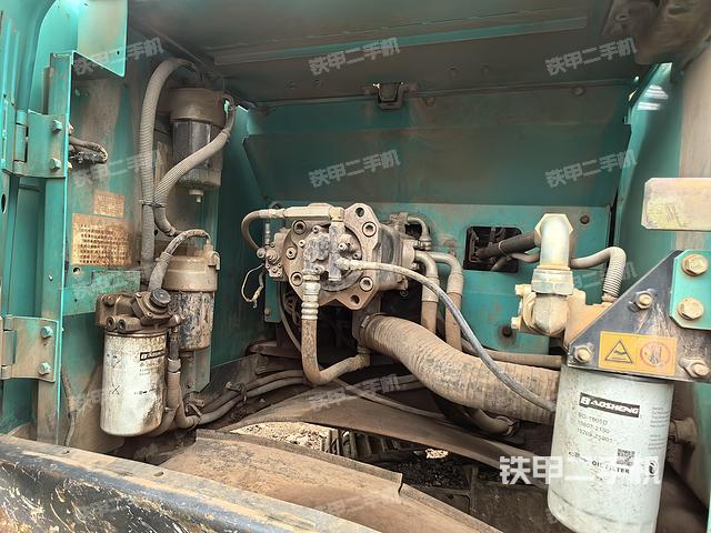 液压泵舱室正面整体（整机外观）