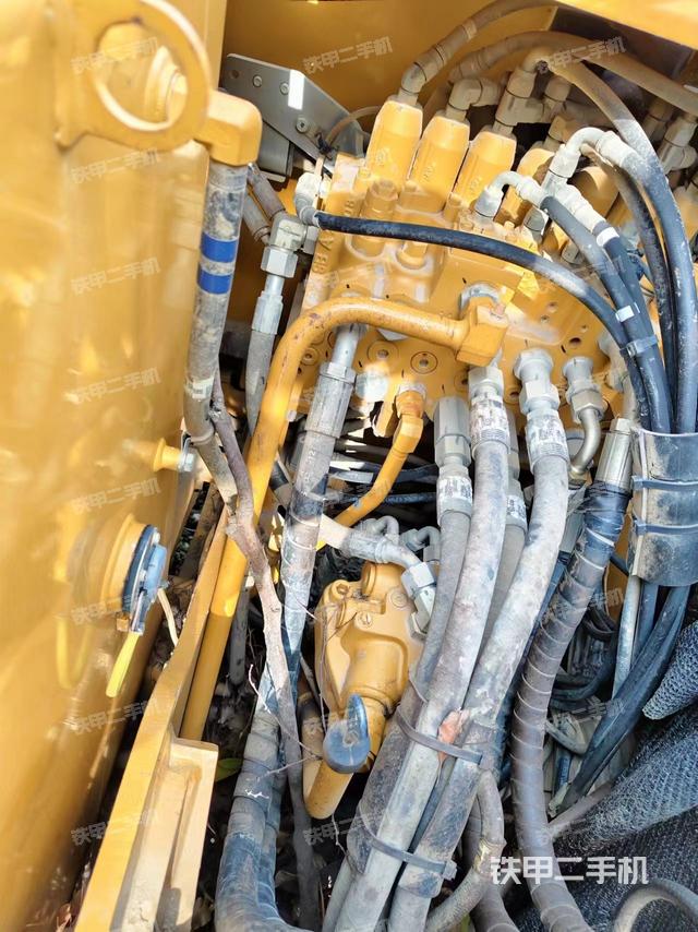 回转马达和主控阀（整机外观）