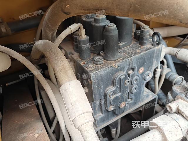 回转马达和主控阀（整机外观）