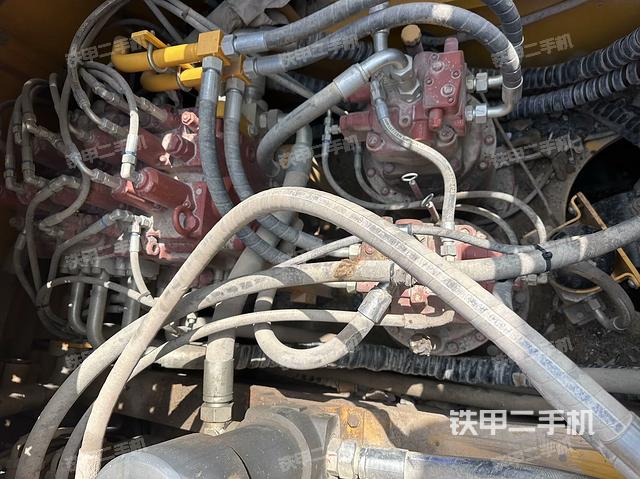 回转马达和主控阀（整机外观）