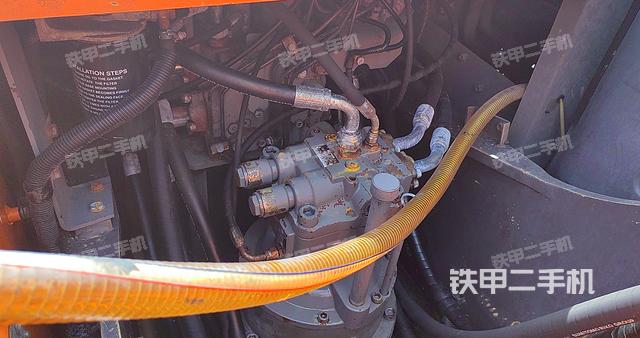 回转马达和主控阀（整机外观）