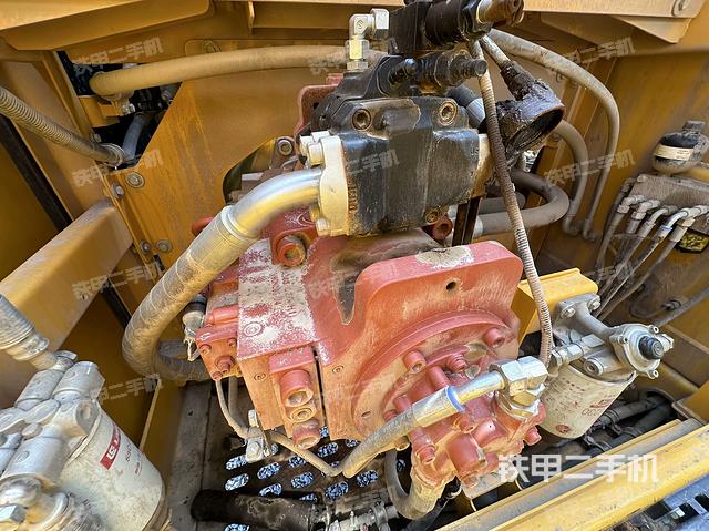 液压泵舱室正面整体（整机外观）