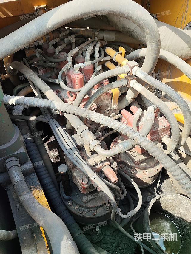 回转马达和主控阀（整机外观）