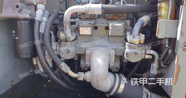 液压泵舱室正面整体（整机外观）