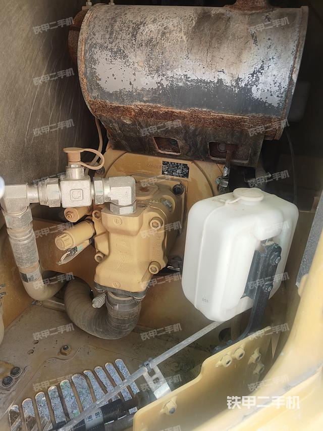 液压泵舱室正面整体（整机外观）