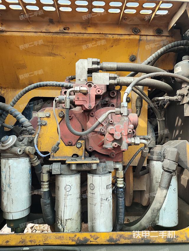 液压泵舱室正面整体（整机外观）