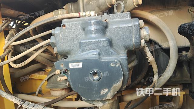 液压泵舱室正面整体（整机外观）