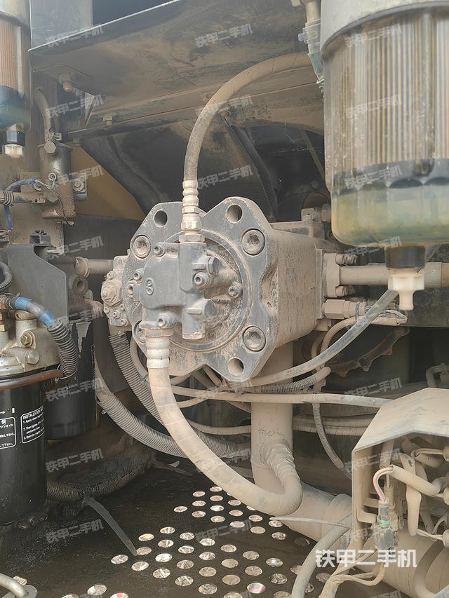 液压泵舱室正面整体（整机外观）