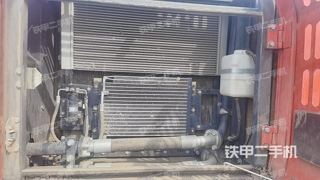 液压泵舱室正面整体（整机外观）