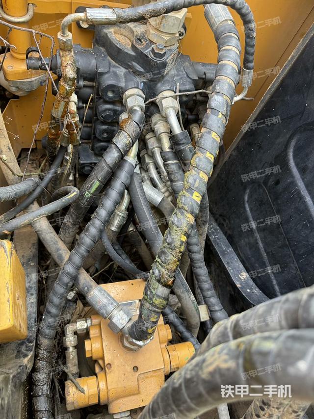 回转马达和主控阀（整机外观）