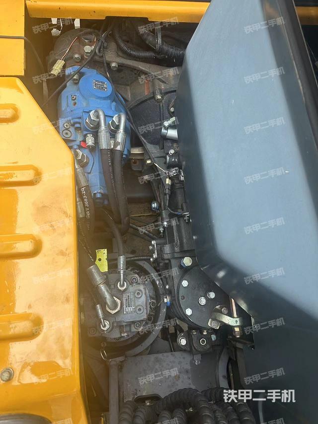 液压泵舱室正面整体（整机外观）