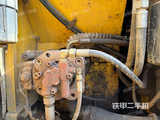 液压泵舱室正面整体（整机外观）