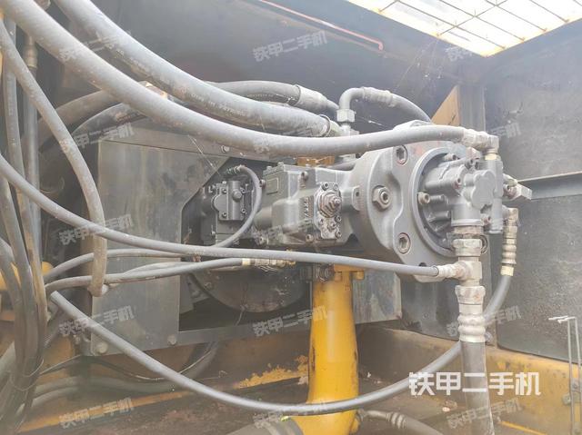 液压泵舱室正面整体（整机外观）