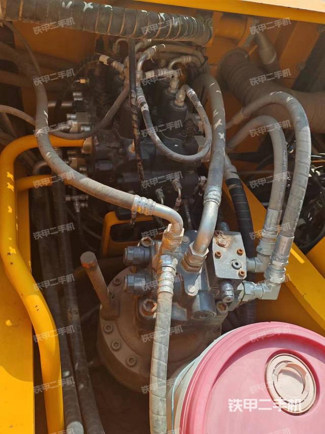 回转马达和主控阀（整机外观）