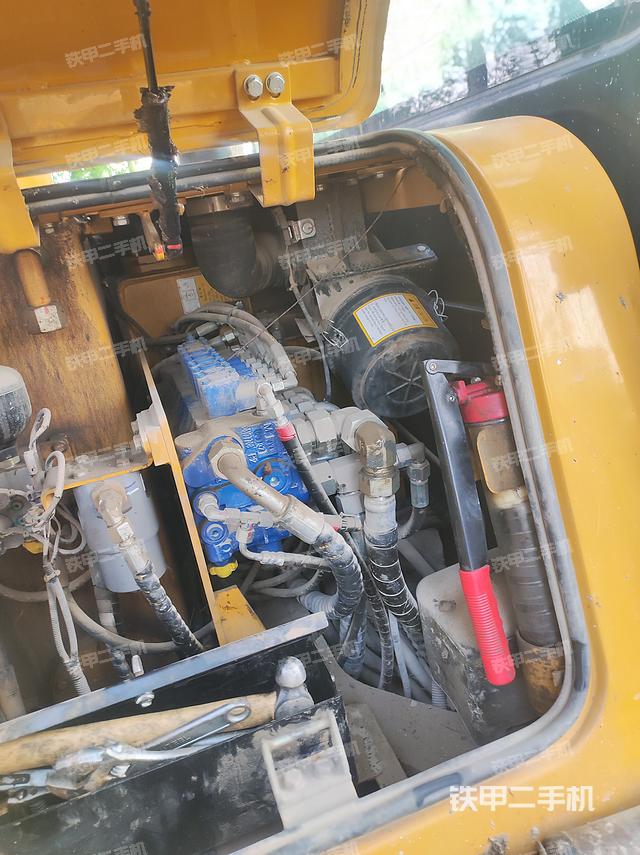 液压泵舱室正面整体（整机外观）