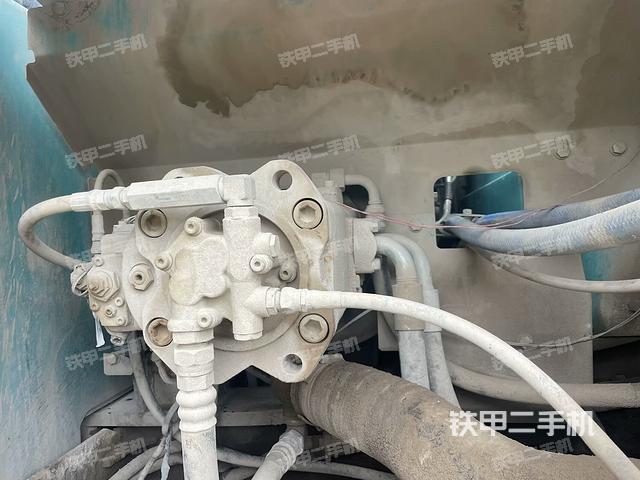 液压泵舱室正面整体（整机外观）