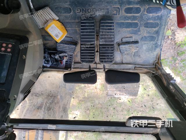 行走控制手柄和踏板 俯拍（驾驶室部分）